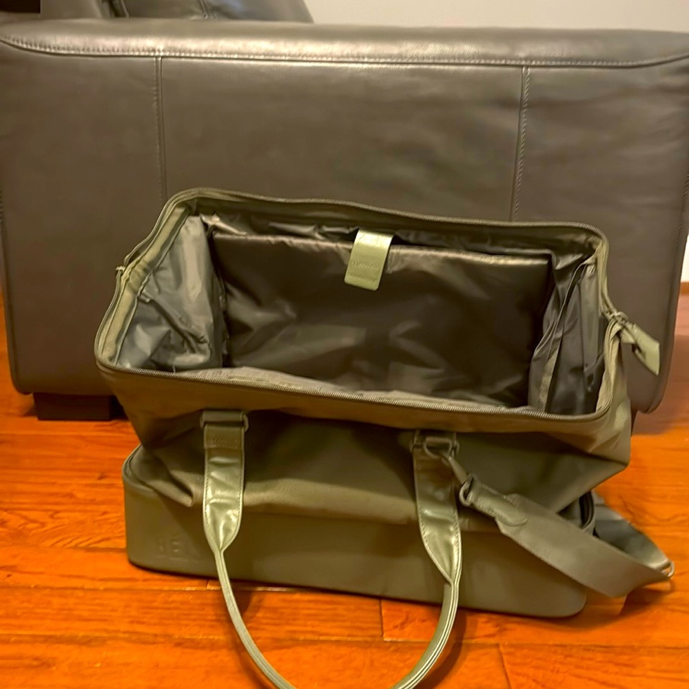 BEIS Full Size Weekender in Olive. Perfect for travelers!!!